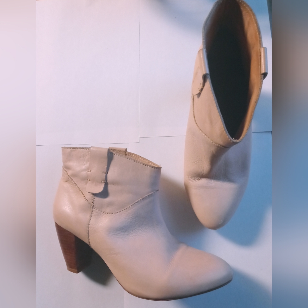 REBECCA MINKOFF women's sz 8.5 VINTAGE CREAM/BEIGE WESTERN STYLE ANKLE